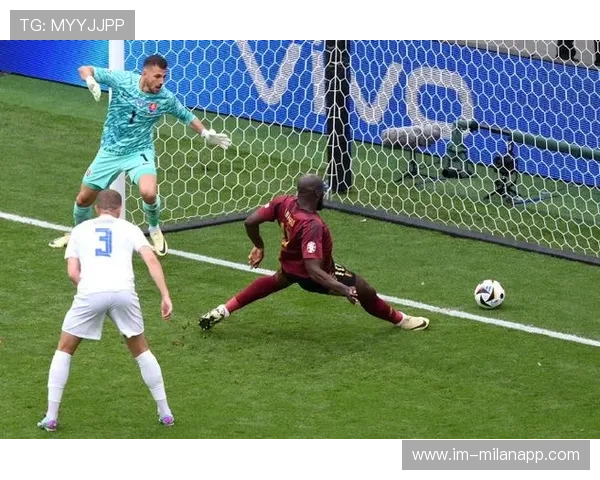 卢卡库强行突破后回敲，制造门前大混战