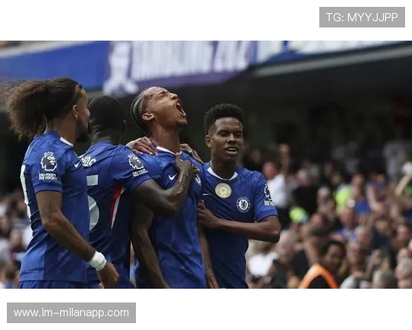 切尔西前锋背身做球为队友创造出手空间 切尔西前锋背身做球为队友创造出手空间