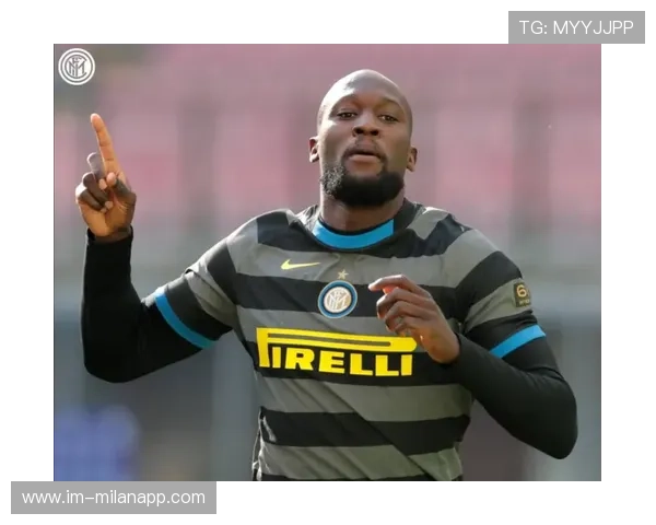 卢卡库背身强突赢得罚球，展现超级前锋的硬核力量